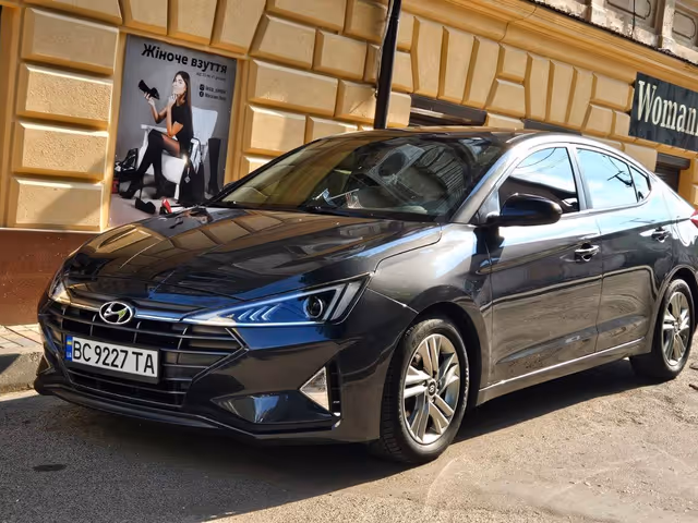 Hyundai Elantra - фото 1