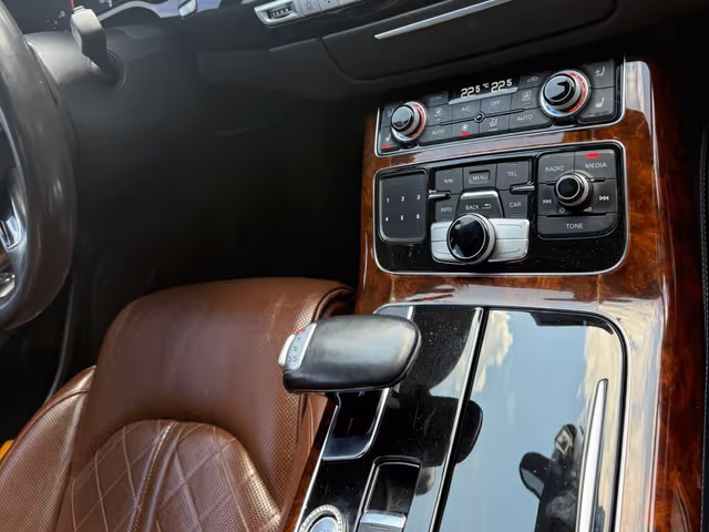 Audi A8 - фото 3