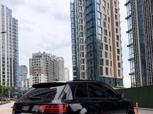 Audi Q7 - фото 1