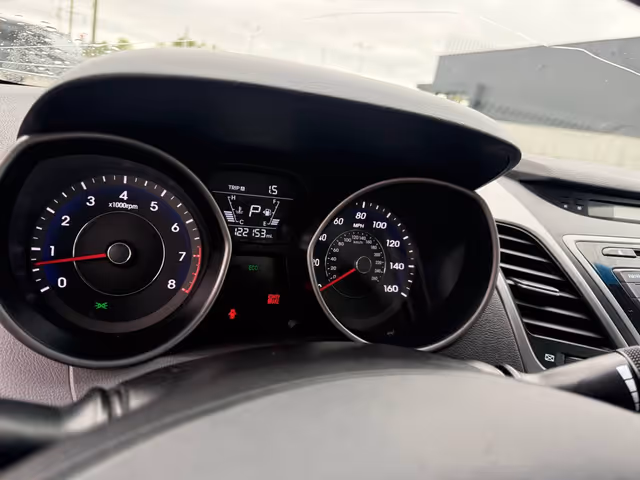 Hyundai Elantra - фото 3