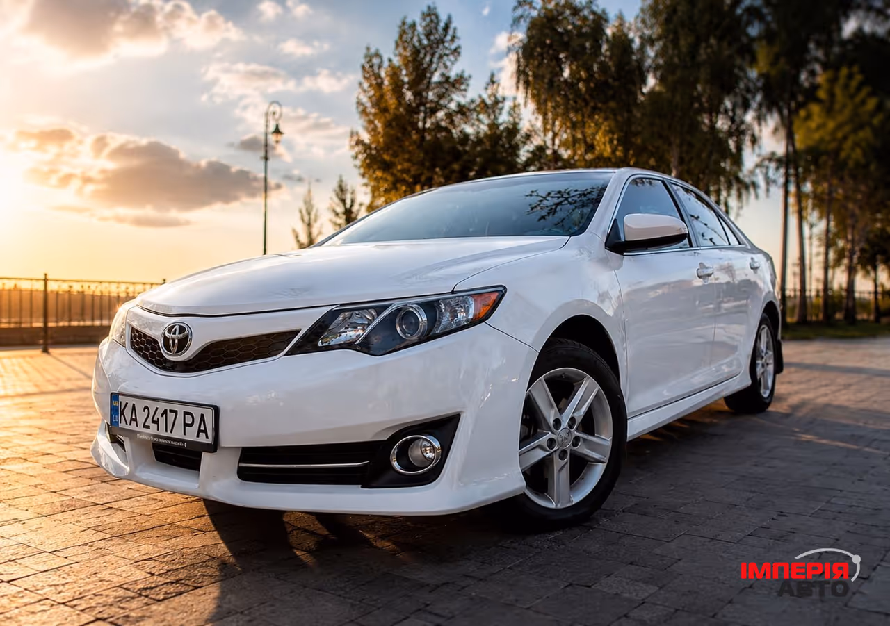 Toyota Camry - фото 1