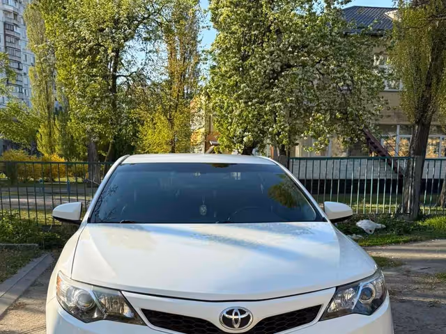 Toyota Camry - фото 2
