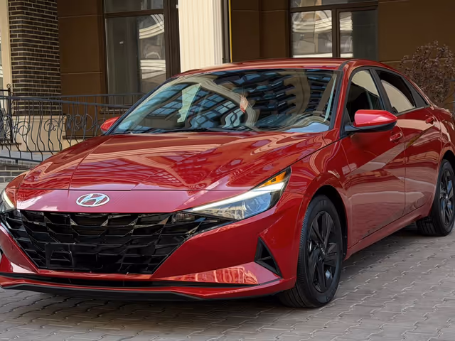 Hyundai Elantra - фото 1