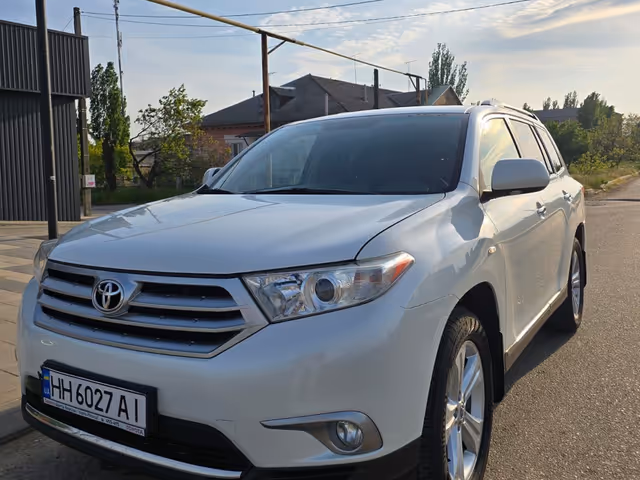 Toyota Highlander - фото 1