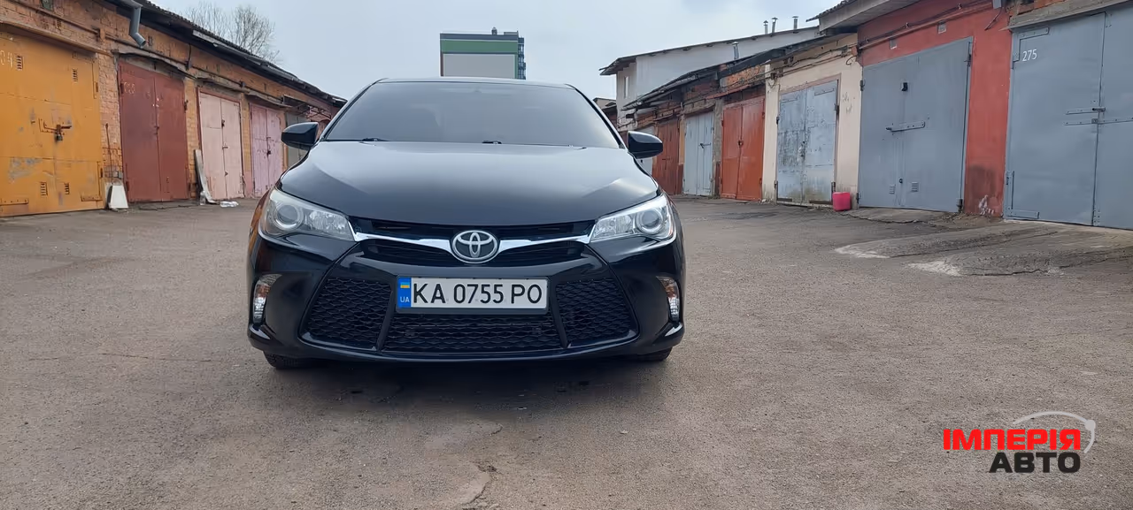 Toyota Camry - фото 1