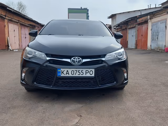 Toyota Camry - фото 1