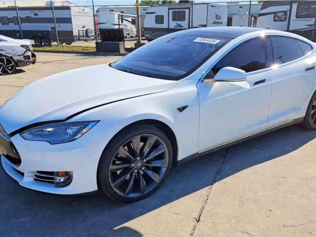 Tesla Model S - фото 1