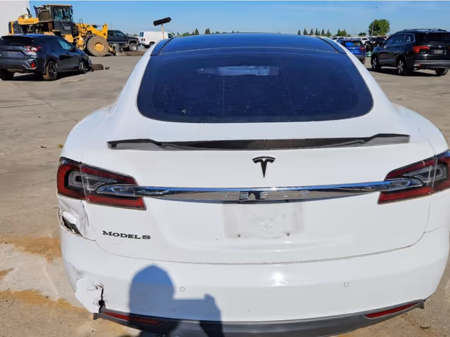 Tesla Model S - фото 5