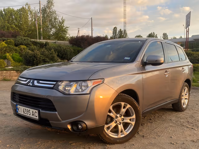 Mitsubishi Outlander - фото 1