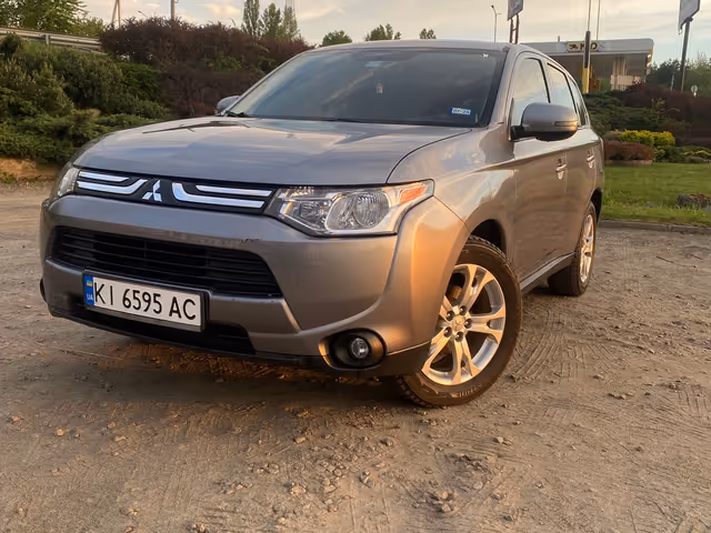 Mitsubishi Outlander - фото 2