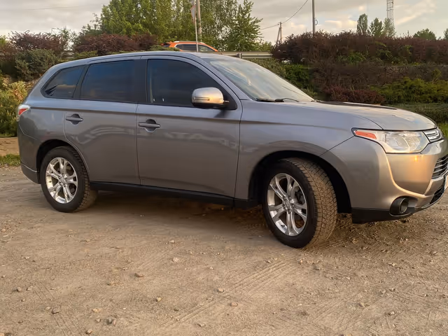 Mitsubishi Outlander - фото 3