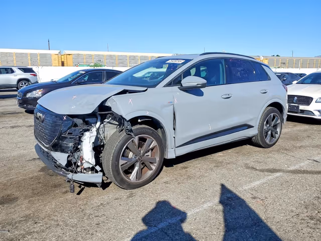 Audi Q4 e-tron - фото 1