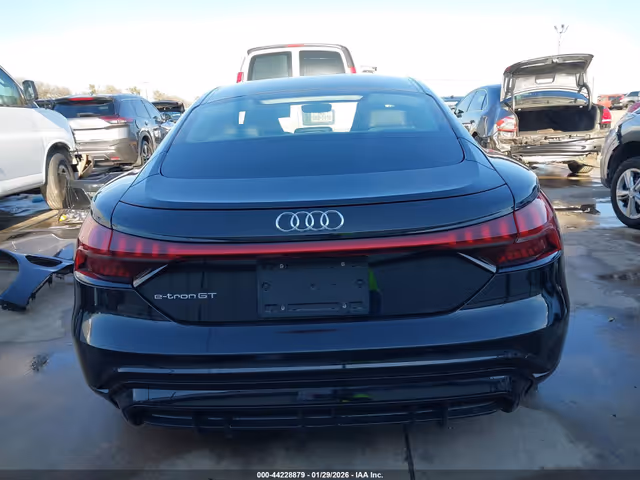 Audi e-tron GT - фото 5