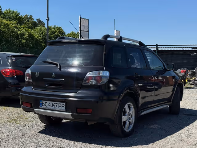 Mitsubishi Outlander - фото 2