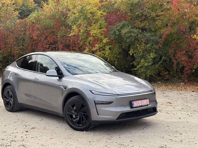 Tesla Model Y - фото 1