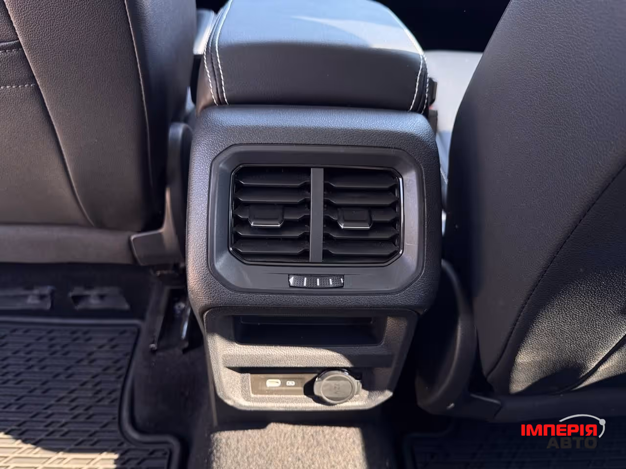 Volkswagen Tiguan - фото 12