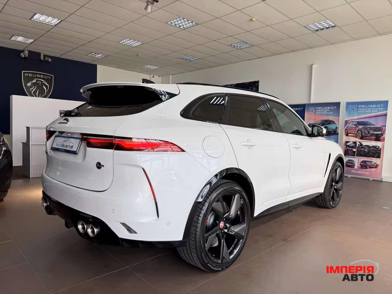 Jaguar F-Pace - фото 8