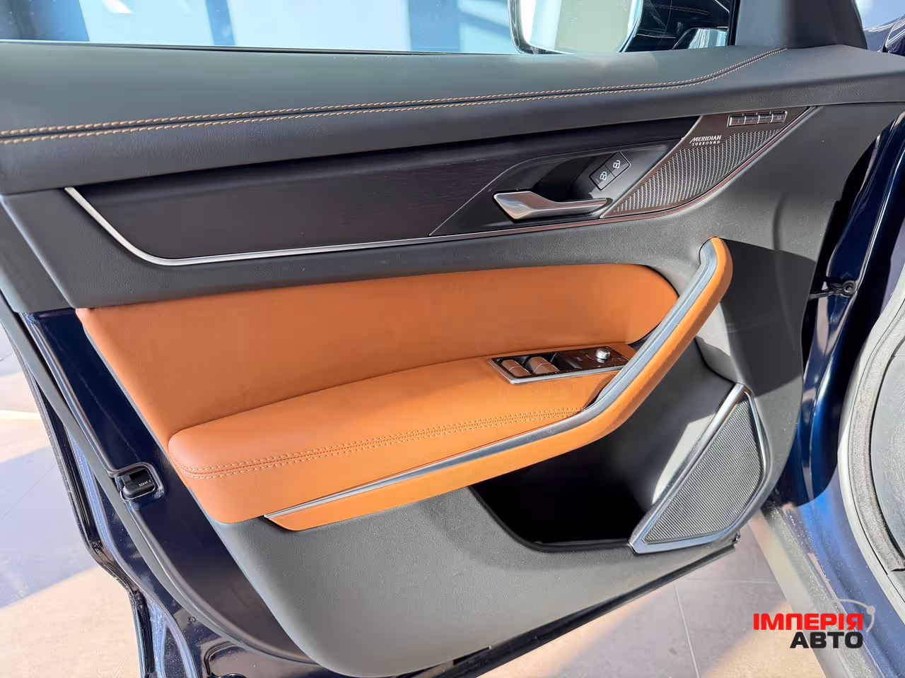 Jaguar F-Pace - фото 12