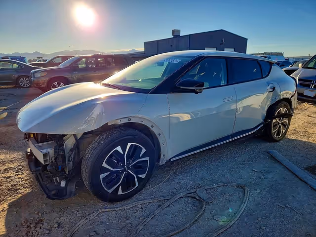 Kia EV6 - фото 1