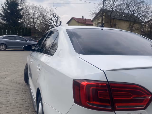 Volkswagen Jetta - фото 4