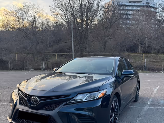 Toyota Camry - фото 1