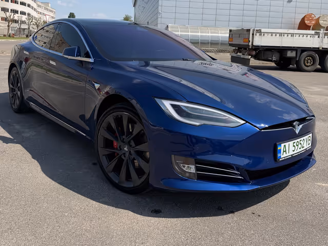 Tesla Model S - фото 1