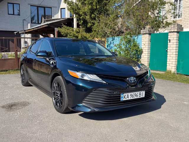 Toyota Camry - фото 1