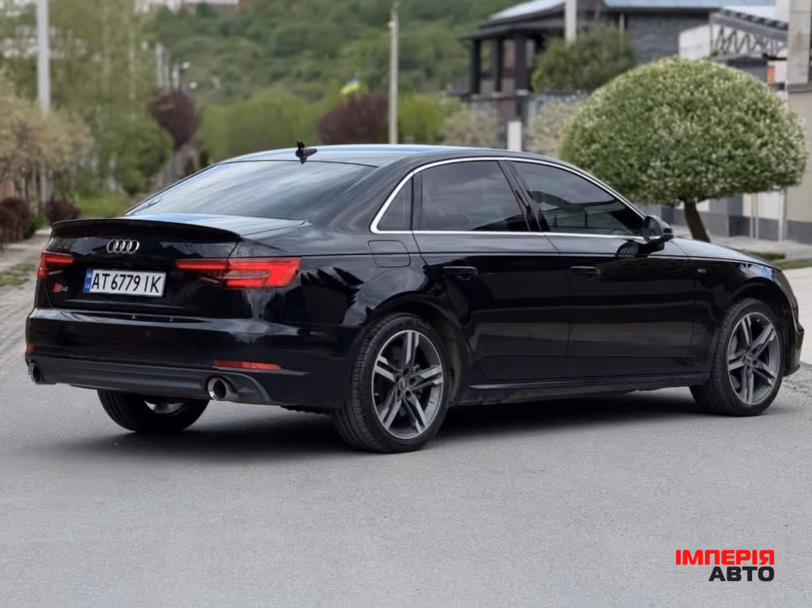 Audi A4 - фото 9