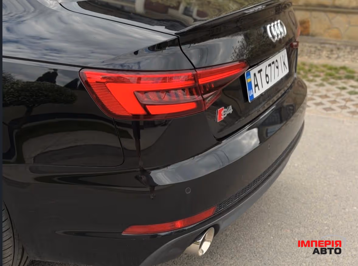 Audi A4 - фото 11