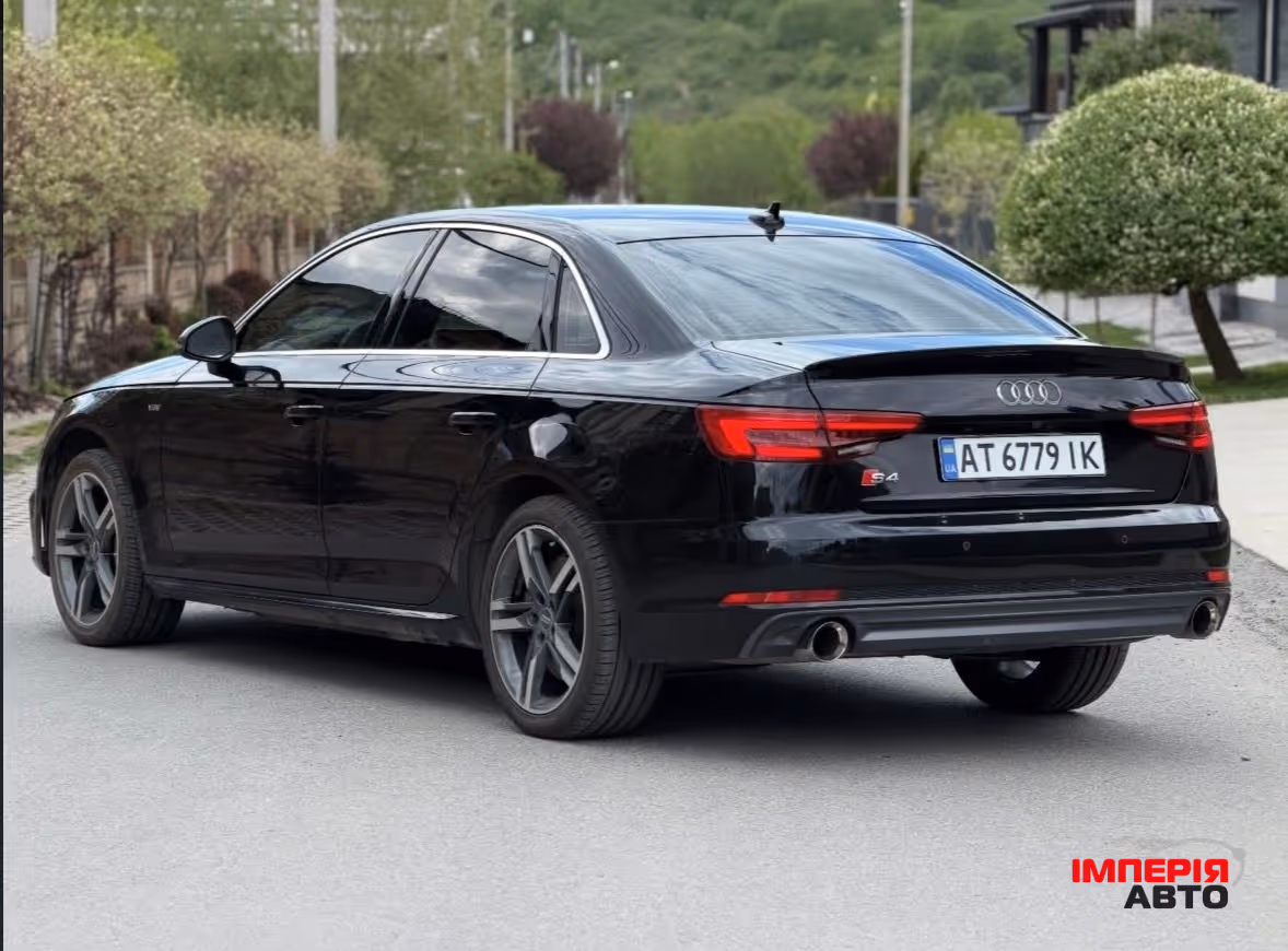 Audi A4 - фото 8