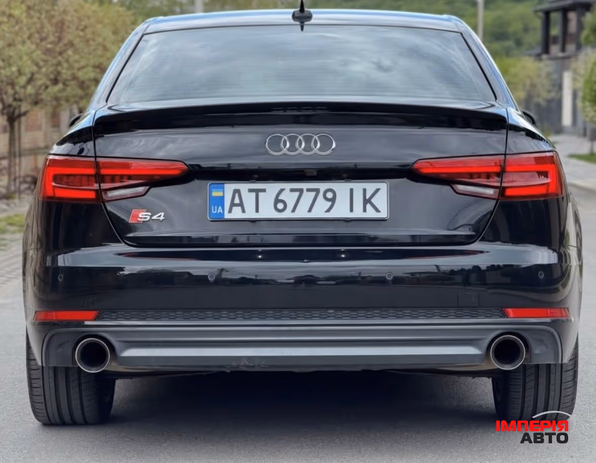 Audi A4 - фото 10