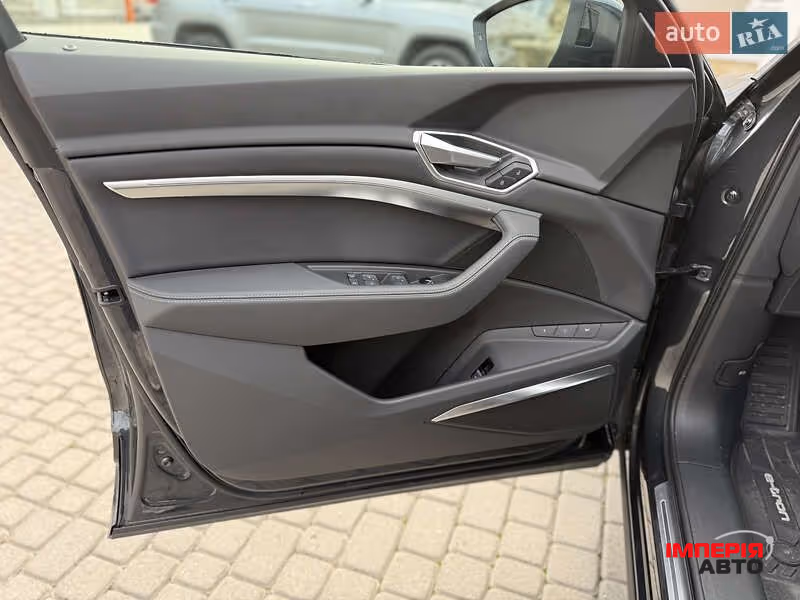 Audi e-tron - фото 12