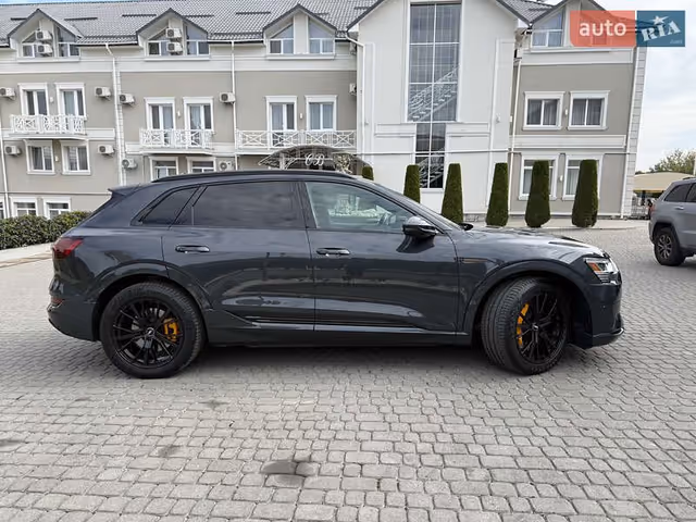 Audi e-tron - фото 4