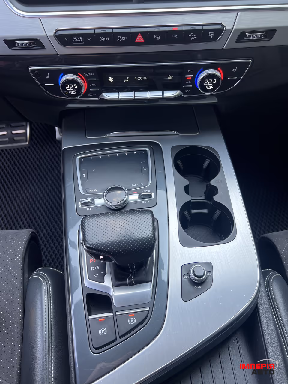 Audi Q7 - фото 22