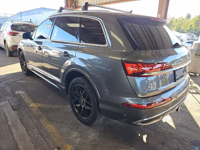 Audi Q7 - фото 2