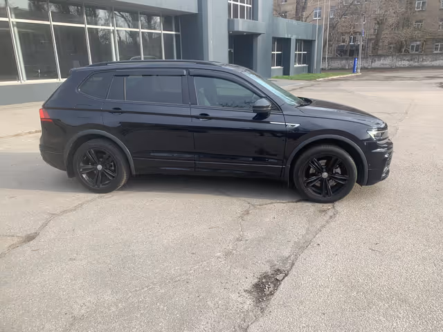 Volkswagen Tiguan - фото 4
