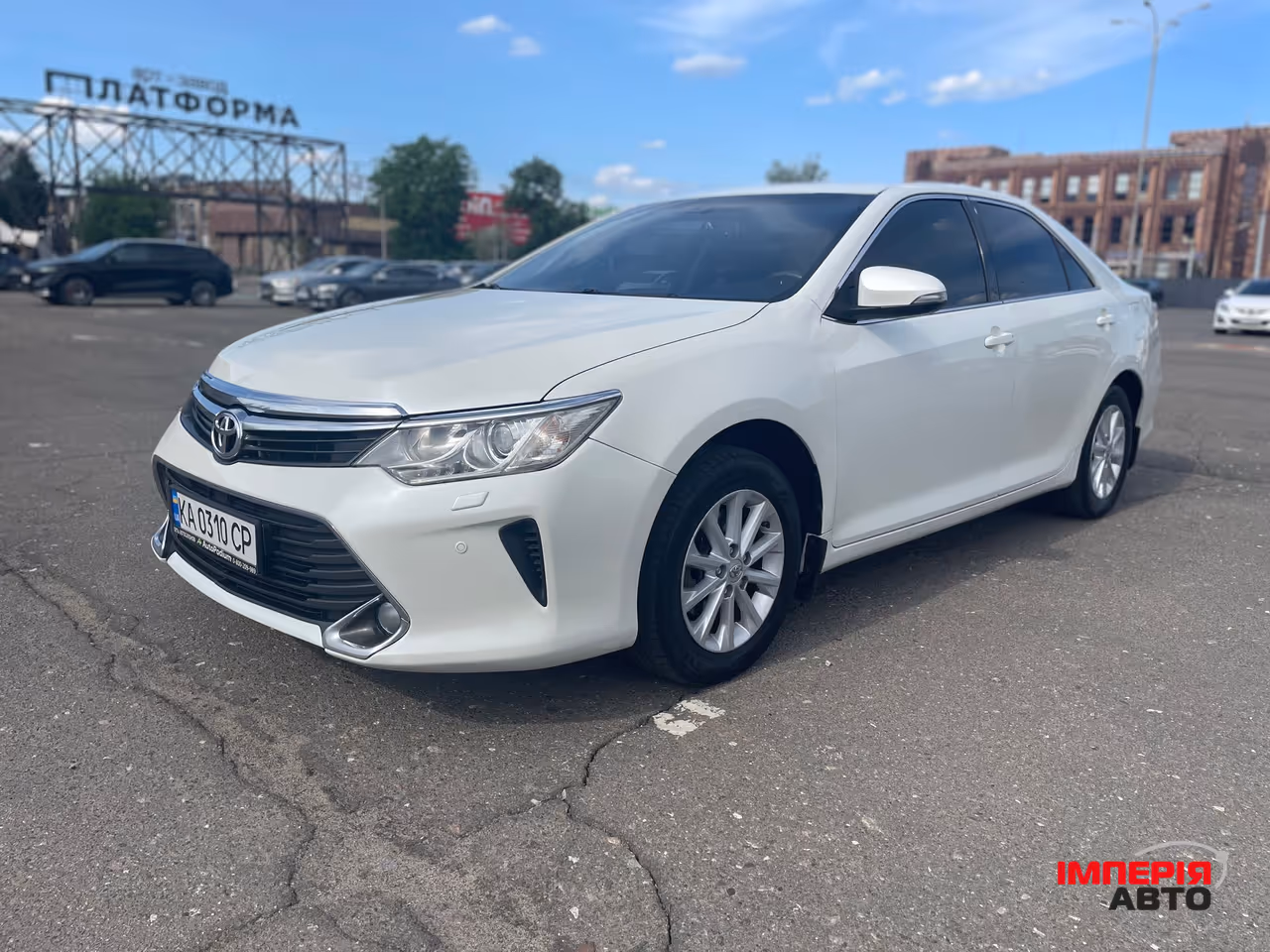 Toyota Camry - фото 1