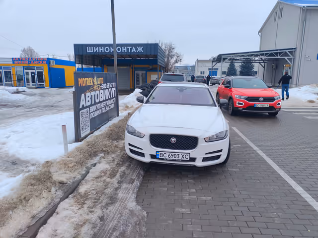 Jaguar XE - фото 2