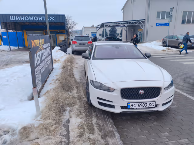 Jaguar XE - фото 4