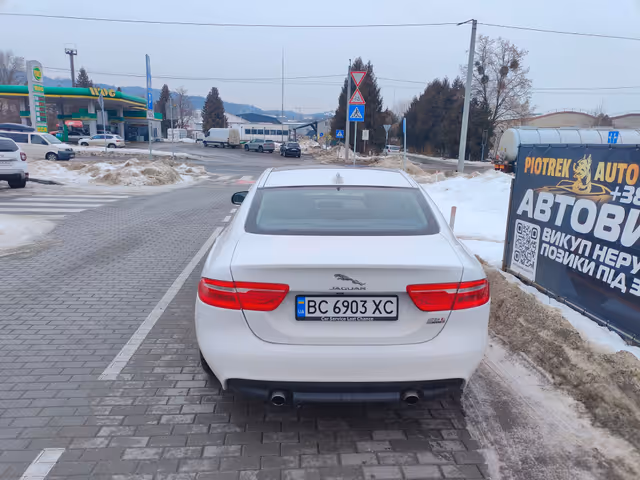 Jaguar XE - фото 1