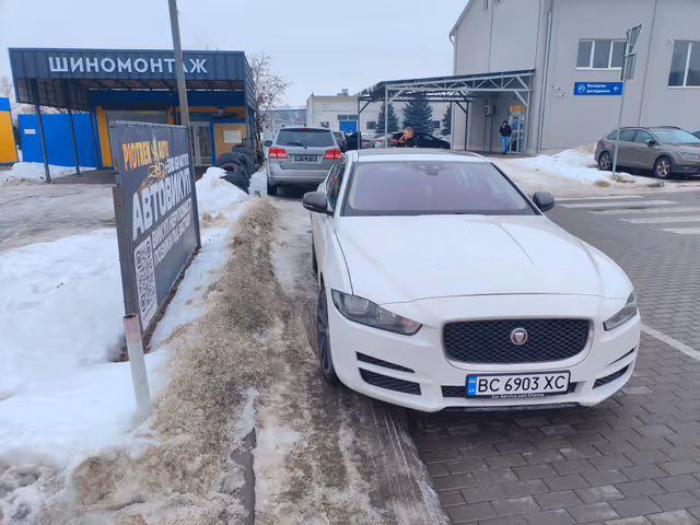 Jaguar XE - фото 3