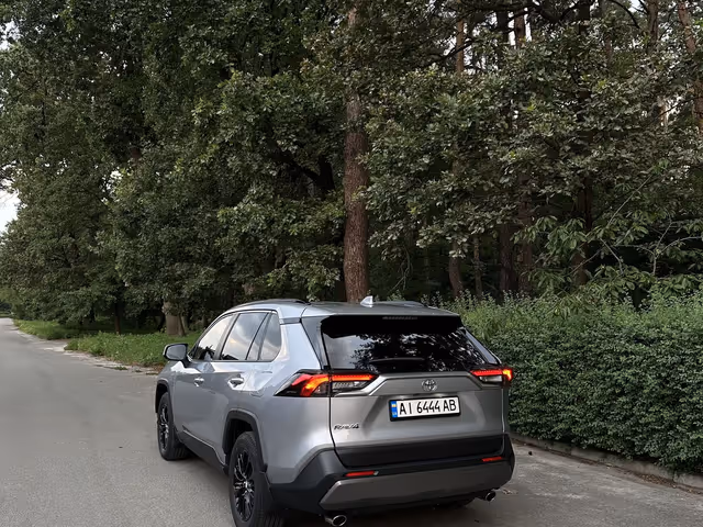 Toyota RAV4 - фото 4