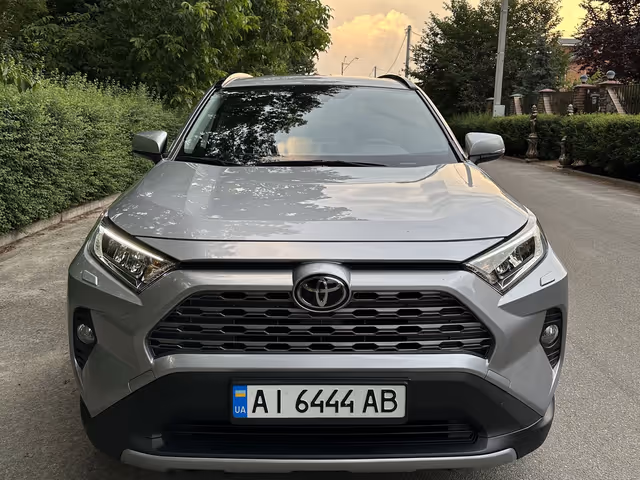 Toyota RAV4 - фото 1