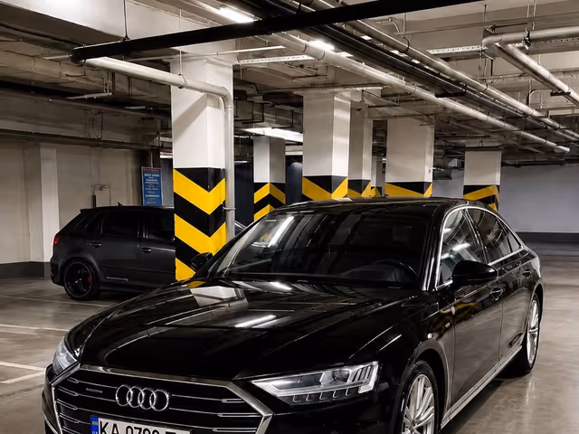 Audi A8 - фото 1