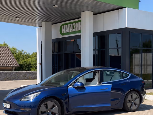 Tesla Model 3 - зображення 1