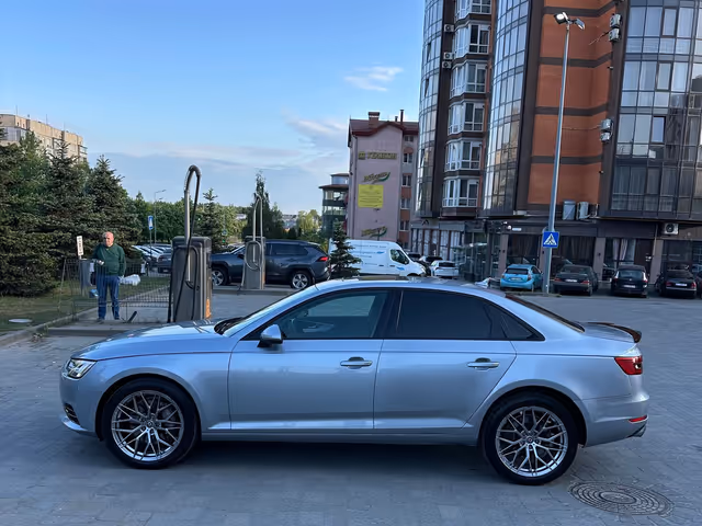 Audi A4 - фото 5