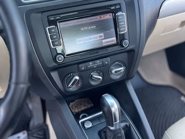 Volkswagen Jetta - фото 2