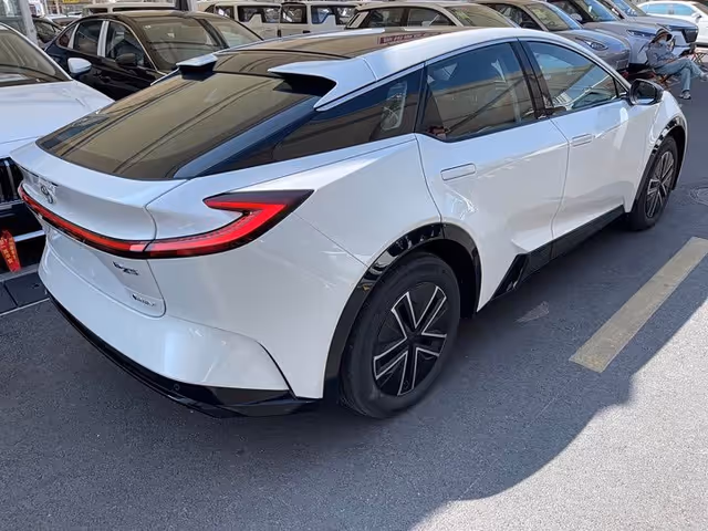 Toyota bZ4X - фото 5