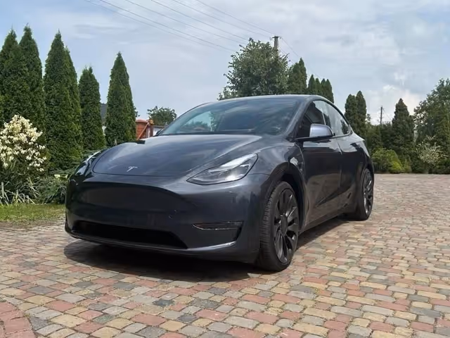 Tesla Model Y - фото 1