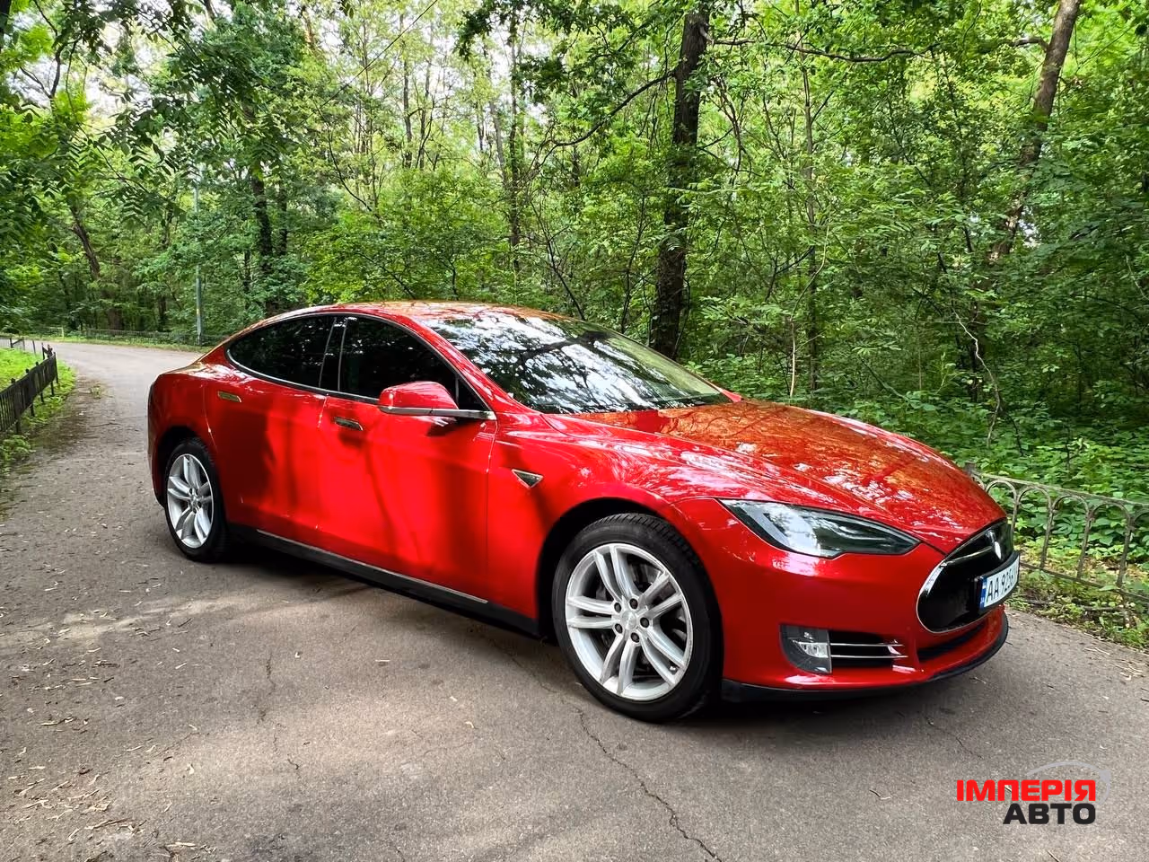 Tesla Model S - фото 1